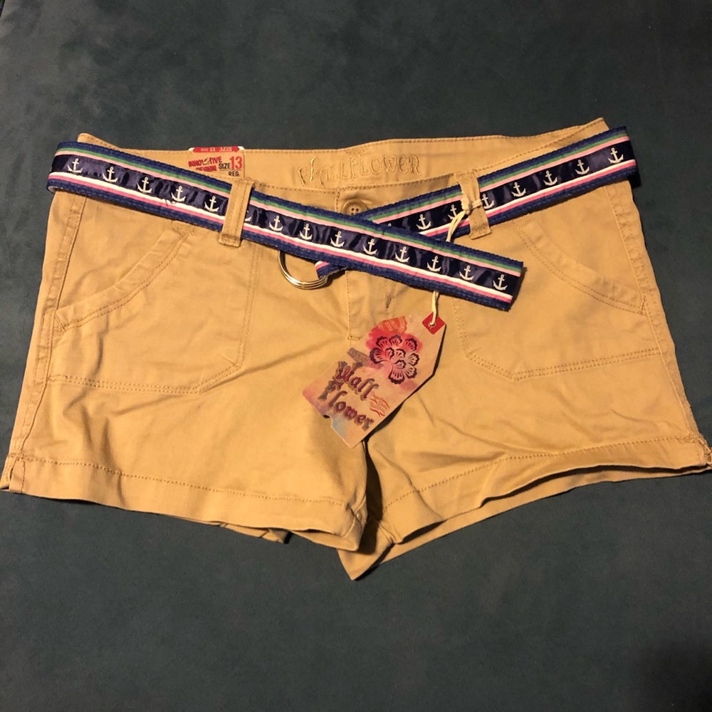 Khaki shorts with anchor belt. Offers welcome